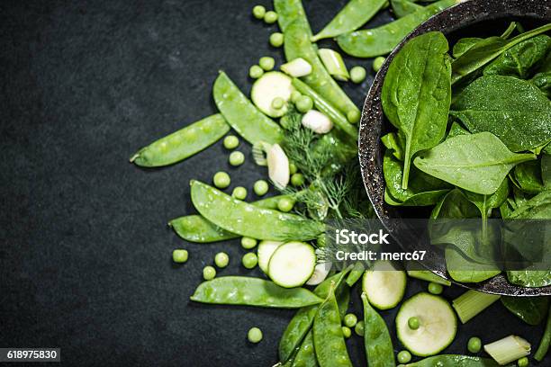 Foto de Alimentação Limpa E Vegetais Verdes Dieta Saudável e mais fotos de stock de Legume - Legume, Comida, Primavera - Estação do ano