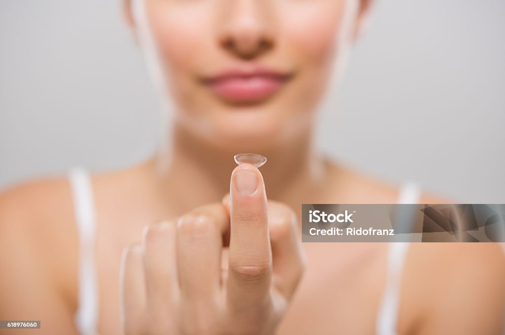 Mujer agarrando de lentes de contacto - Foto de stock de Lente de contacto libre de derechos