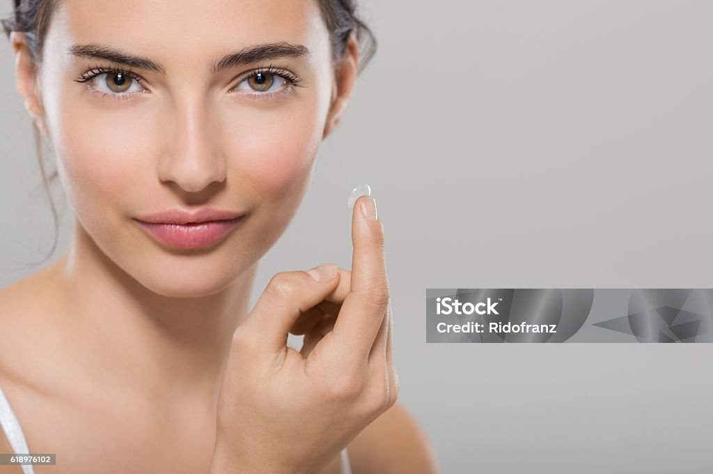 Woman wearing contact lens - Royalty-free Lente de Contacto Foto de stock