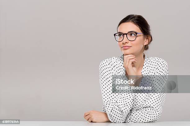 Giovane Donna Pensando - Fotografie stock e altre immagini di Donne - Donne, Occhiali da vista, Contemplazione