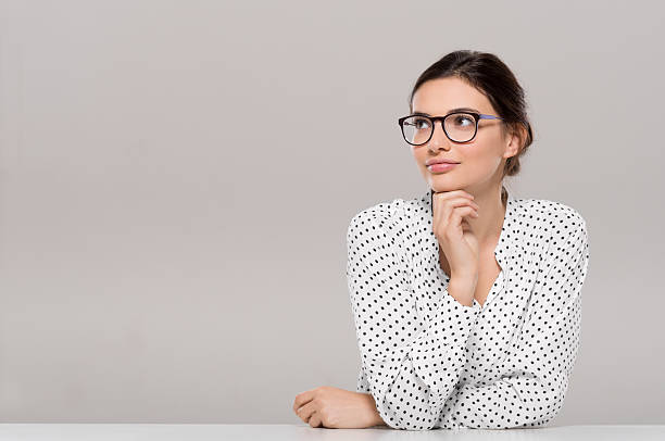 młoda kobieta myślenia  - thinking women looking up businesswoman zdjęcia i obrazy z banku zdjęć