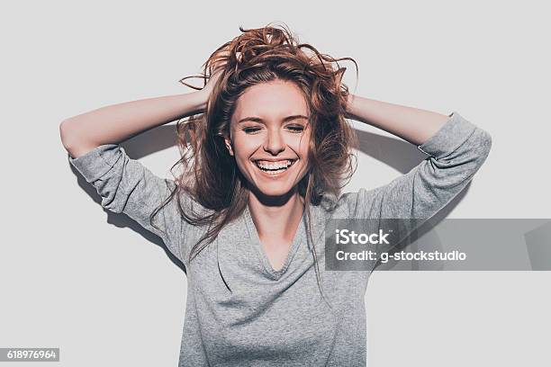 Verdadero Felicidad Foto de stock y más banco de imágenes de Mujeres - Mujeres, Una sola mujer, Mano en el cabello