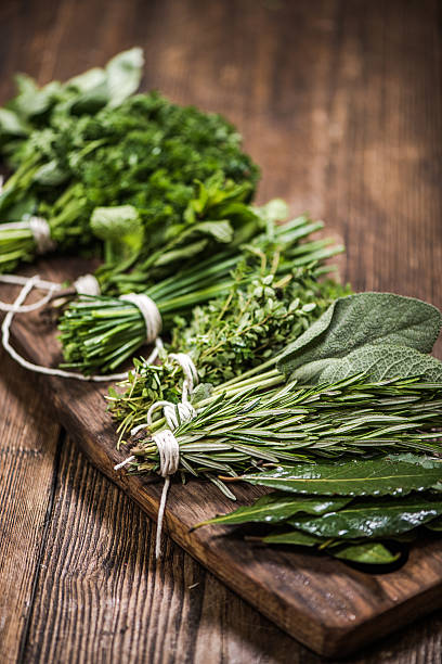 букет свежих трав - rosemary herb vegetable garden herbal medicine стоковые фото и изображения