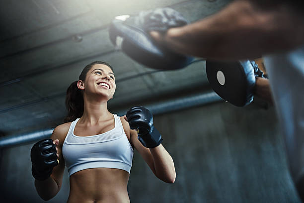 권투를 가지고 당신의 건강을 싸움 기회를 제공 - muay thai kickboxing women martial arts 뉴스 사진 이미지