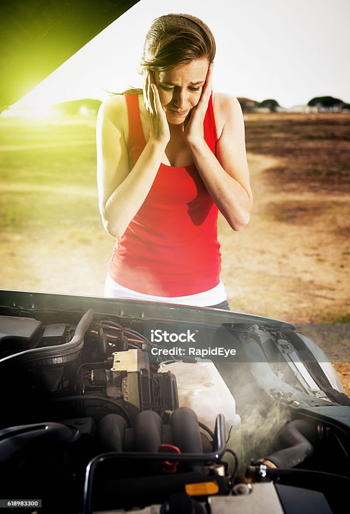 Elég barna pánik a jármű meghibásodása miatt az elhagyatott területen - Jogdíjmentes 20-29 éves témájú stock fotó Elég barna pánik a jármű meghibásodása miatt az elhagyatott területen - Jogdíjmentes 20-29 éves témájú stock fotó