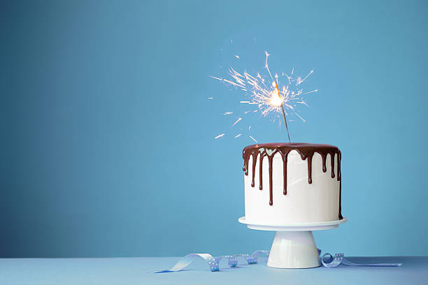 торт ко дню рождения  - birthday cake cake birthday homemade стоковые фото и изображения