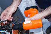 elektriker-bei-der-arbeit-mit-einer-elektrischen-platte.jpg?b=1&s=170x170&k=20&c=C5wGsnnb8A8rfxM4a9obKagvqL3J7IfYctNMRzWJmxM=