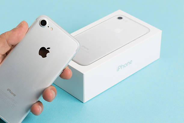 hand holding neues apple iphone 7 weiß - adapter apple stock-fotos und bilder