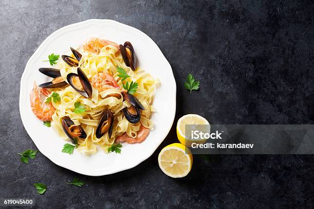 Pasta Y Pescados Y Mariscos Foto de stock y más banco de imágenes de Pescado y mariscos - Pescado y mariscos, Pasta, Vista elevada