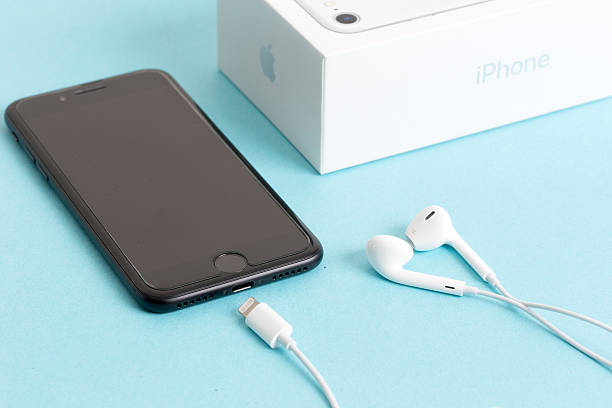 apple iphone 7 neue kopfhörer - adapter apple stock-fotos und bilder