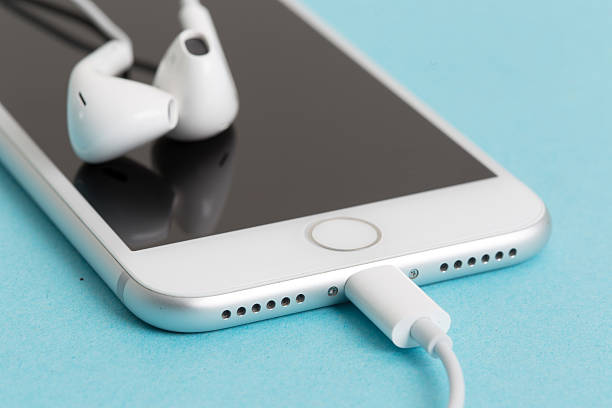 apple iphone 7 neue kopfhörer - adapter apple stock-fotos und bilder