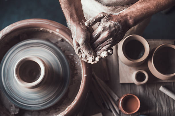 potter de trabalho. - craft craftsperson photography indoors imagens e fotografias de stock