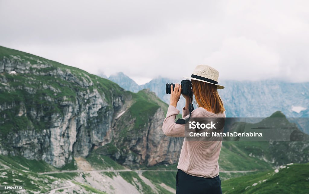 Viajero o excursionista en las montañas - Foto de stock de Sacar una foto libre de derechos