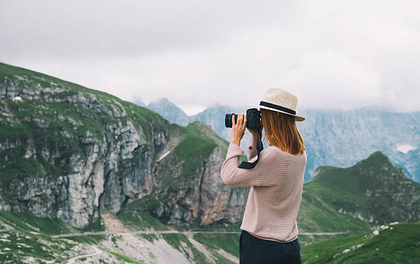 podróżny lub turysta w górach - european alps women summer outdoor pursuit zdjęcia i obrazy z banku zdjęć