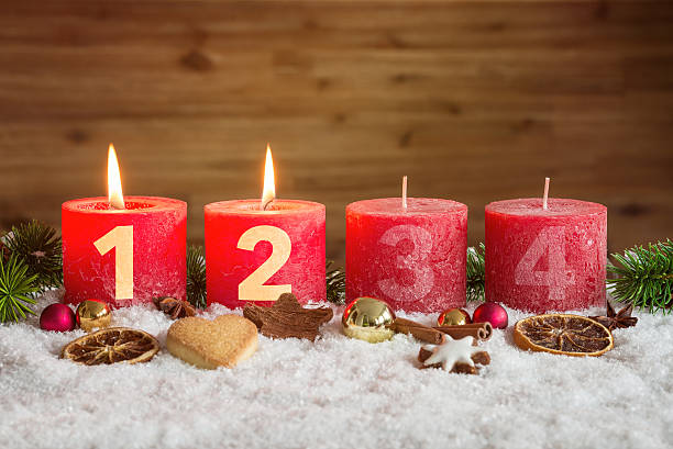две свечи пришествия, зажженные в снегу - advent calendar christmas number red стоковые фото и изображения