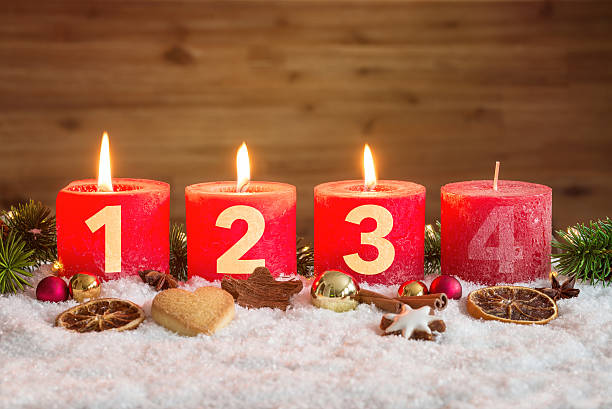 tre candele dell'avvento accese nella neve - advent calendar christmas number red foto e immagini stock