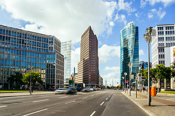 potsdamer platz, berlino  - berlin germany architecture stoplight contemporary foto e immagini stock