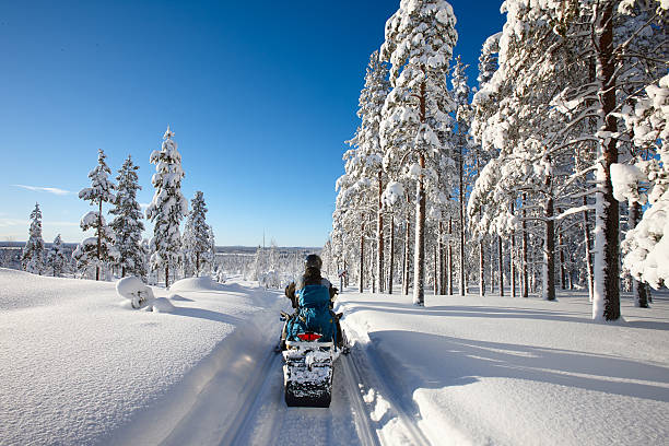 путешествие по лапландии на снегоходе - snowmobiling adventure snow travel стоковые фото и изображения