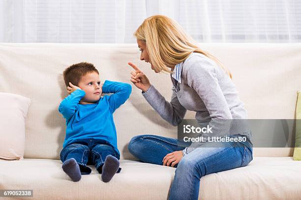 Familia De Conflictos Foto de stock y más banco de imágenes de Niño - Niño, Madre, Gritar