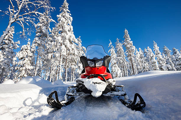 снегоход в заснеженной финляндии - snowmobiling adventure snow travel стоковые фото и изображения