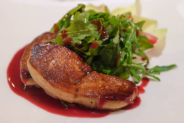 filete de foie gras a la parrilla con ensalada verde - foie gras goose meat liver pate fotografías e imágenes de stock