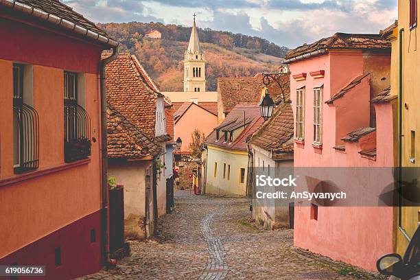 Photo libre de droit de Vieilles Rues Pavées De Pierre Avec Des Maisons Colorées À Sighisoara banque d'images et plus d'images libres de droit de Roumanie