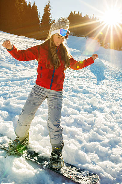 adolescente feliz se divertindo enquanto praticava snowboard. - snowboarding snowboard teenager red - fotografias e filmes do acervo