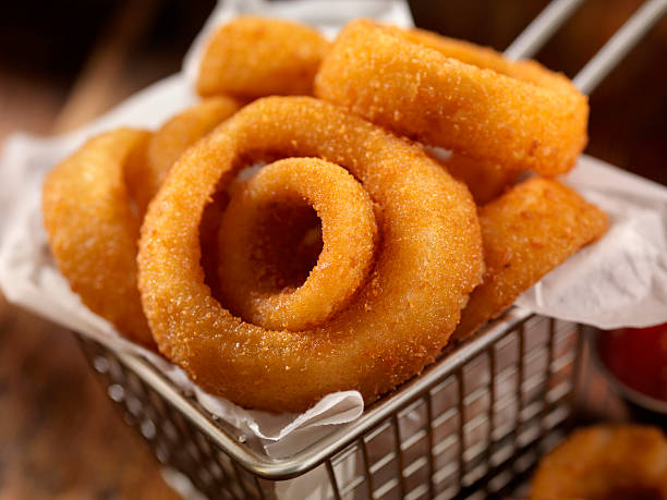 basket of onion rings - lökring bildbanksfoton och bilder