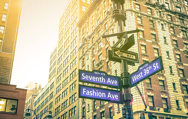 straßenschild in new york city - manhattan innenstadt - avenue sign stock-fotos und bilder
