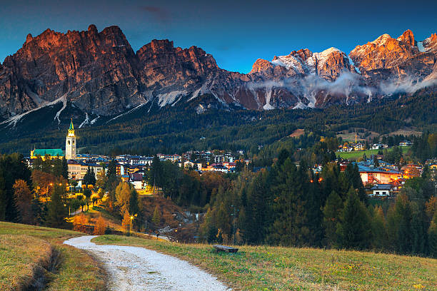 erstaunliches stadtbild mit hohen schneebedeckten bergen im hintergrund,dolomiten,italien - cortina dampezzo stock-fotos und bilder