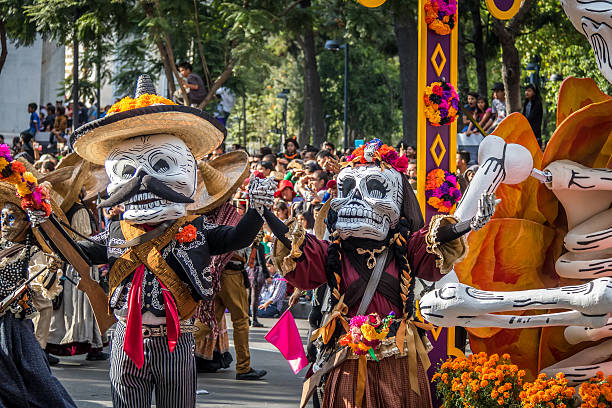 desfile del día de muertos en ciudad de méxico - face paint human face mask carnival fotografías e imágenes de stock
