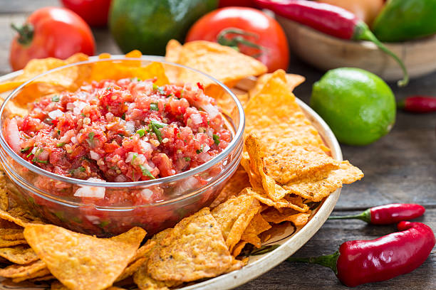 salsa dip mit tortilla-chip - tortilla chip stock-fotos und bilder