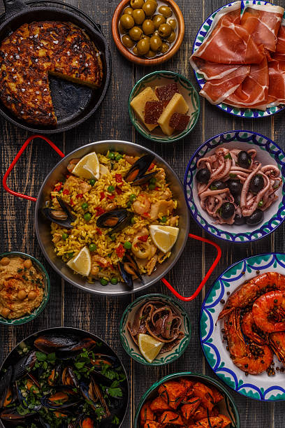 typowa hiszpańska koncepcja tapas, widok z góry. - mediterranean culture quince meat dishware zdjęcia i obrazy z banku zdjęć