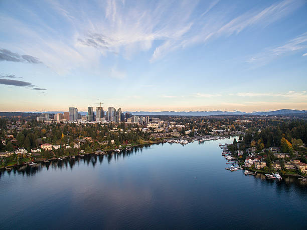 paisaje urbano de bellevue washington y vista aérea de la bahía de meydenbauer - condado de king fotografías e imágenes de stock