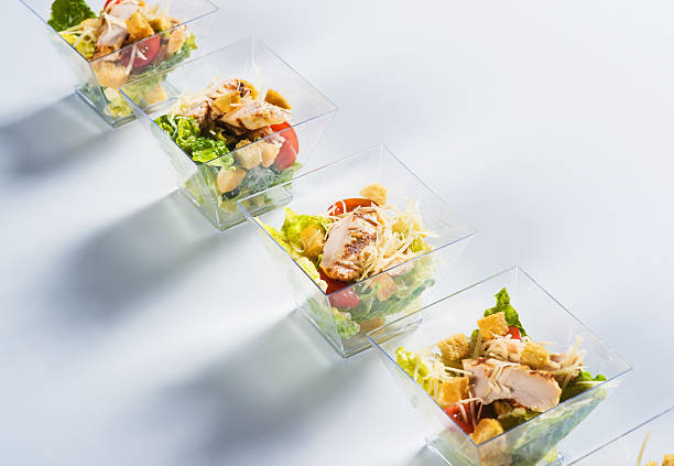 鶏肉とクラッカーのサラダをグラスに入れる - salad glass chicken garnish ストックフォトと画像