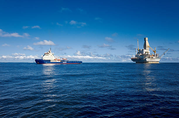 plataforma petrolífera y buque de apoyo en la zona alta mar - oil industry drill tower place of work fotografías e imágenes de stock