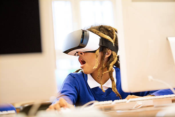 estudiante africano usando gafas de realidad virtual - video game child handheld video game little boys fotografías e imágenes de stock