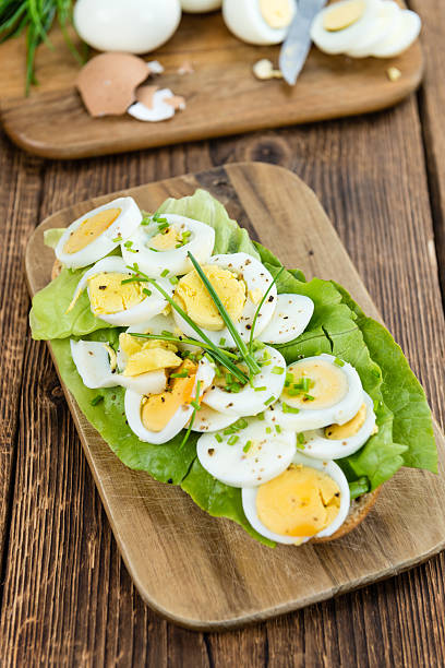 얇게 썬 달걀이 있는 오래된 나무 테이블 - sandwich breakfast boiled egg close up 뉴스 사진 이미지