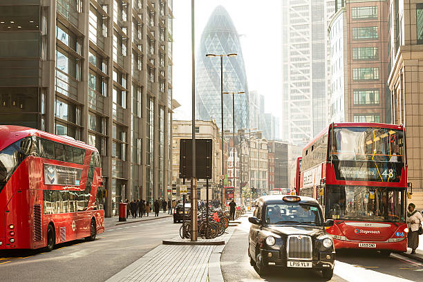 にぎやかな通りで赤い 2 階建てバス,ロンドン,英国 - bus taxi london england double decker bus ストックフォトと画像