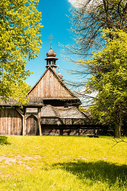 деревян�ная церковь  - chorzow стоковые фото и изображения