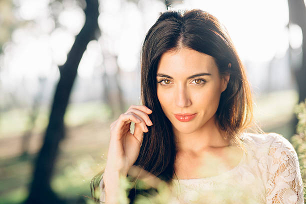 hermosa mujer en la naturaleza  - beauty beautiful brown hair black hair fotografías e imágenes de stock