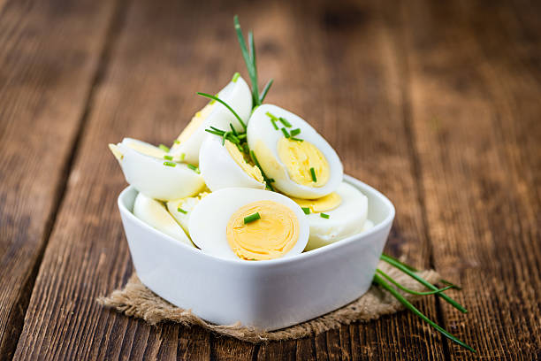 œufs réduits de moitié (mise au point sélective) - eggs boiled boiled egg cooked photos et images de collection