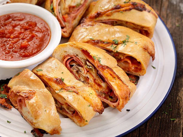 stromboli mit pepperoni, salami, pilzen und paprika - pizza pastry crust stuffed cheese stock-fotos und bilder