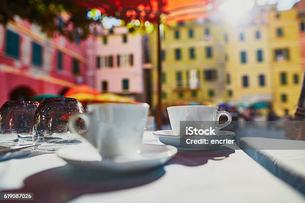 Photo libre de droit de Tasses À Café Dans Un Café À Vernazza Cinque Terre Italie banque d'images et plus d'images libres de droit de Café - Boisson