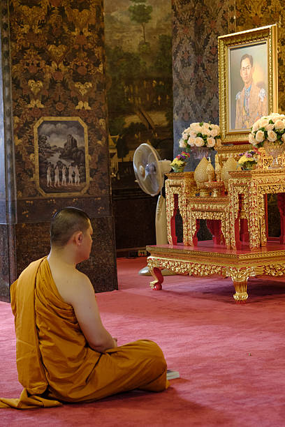 imagen de un monje budista meditando. - monk meditating thailand bangkok fotografías e imágenes de stock