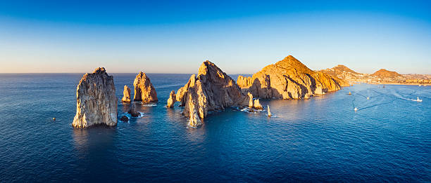 vista aérea panorámica de cabo san lucas méxico - arch rock fotografías e imágenes de stock