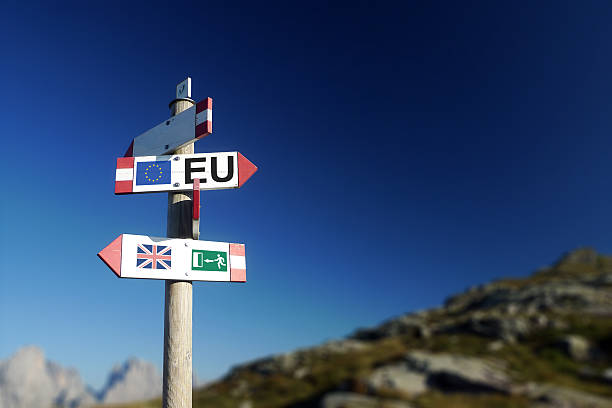 브렉시트 개념. 영국 국기 출구 표지판 및 eu 플래그 - commision 뉴스 사진 이미지