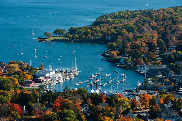 vista aérea de camden, puerto de maine en otoño - maine fotografías e imágenes de stock