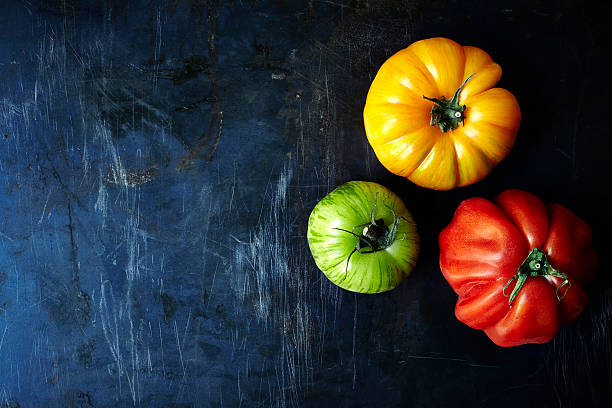 新鮮なオーガニックのトマト - heirloom tomato zebra tomato tomato organic ストックフォトと画像