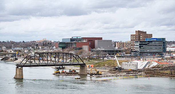 새스커툰 시내의 교량 건설 - south saskatchewan river 뉴스 사진 이미지